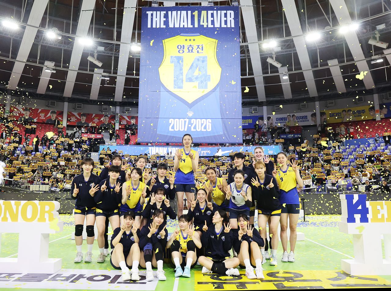 은퇴식 기념사진 찍는 양효진   (수원=연합뉴스) 홍기원 기자 = 여자 프로배구 현대건설 힐스테이트 양효진이 8일 경기도 수원실내체육관에서 열린 은퇴식에서 선수들과 기념사진을 찍고 있다. 2026.3.8   xanadu@yna.co.kr (끝)  〈저작권자(c) 연합뉴스, 무단 전재-재배포, AI 학습 및 활용 금지〉