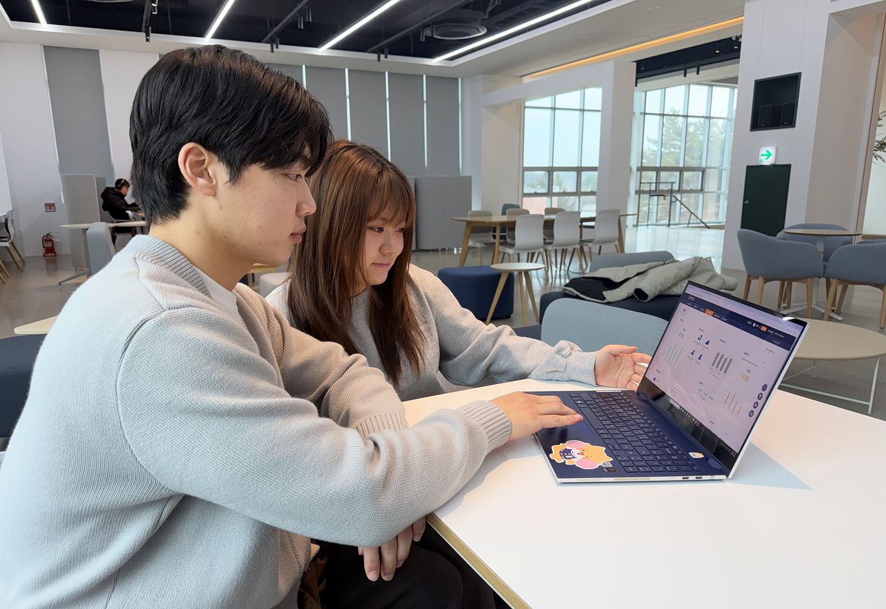 ▲ 한국기술교육대 AI 기반 학생 학습·성장 지원 플랫폼 ‘K-LXP’을 이용하는 학생들