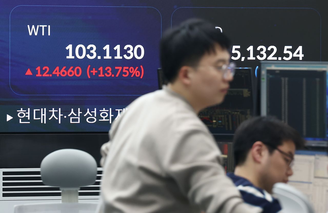 중동상황에 따른 호르무즈 해협 봉쇄 등의 영향으로 서부텍사스산중질유(WTI)가 배럴당 100달러를 넘긴 9일 오후 서울시 중구 우리은행 본점 딜링룸 전광판에 표시된 WTI 가격. 뉴스1