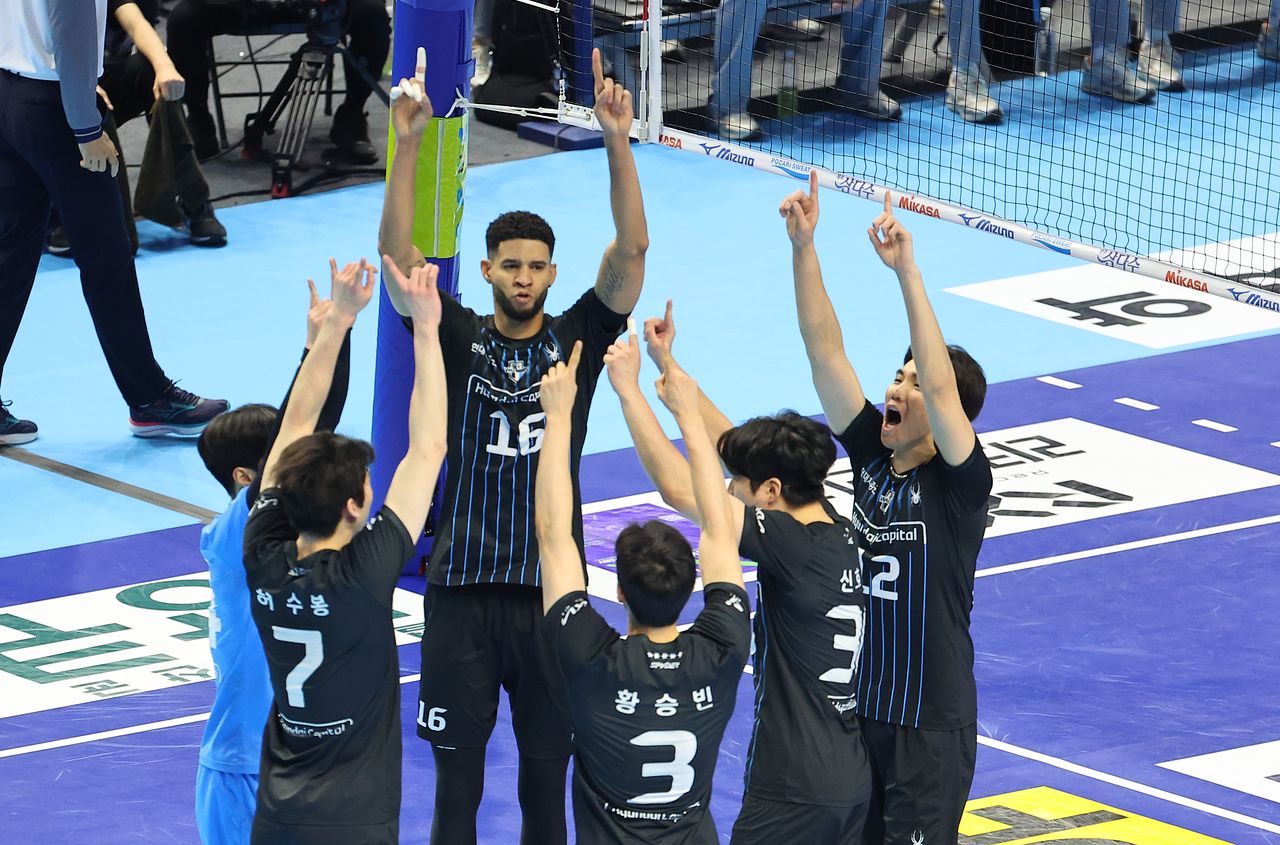 기뻐하는 현대캐피탈   (인천=연합뉴스) 임순석 기자 = 22일 인천 계양체육관에서 열린 프로배구 V리그 남자부 대한항공과 현대캐피탈 경기. 득점에 성공한 현대캐피탈 선수들이 기뻐하고 있다. 2026.2.22   soonseok02@yna.co.kr (끝)  〈저작권자(c) 연합뉴스, 무단 전재-재배포, AI 학습 및 활용 금지〉