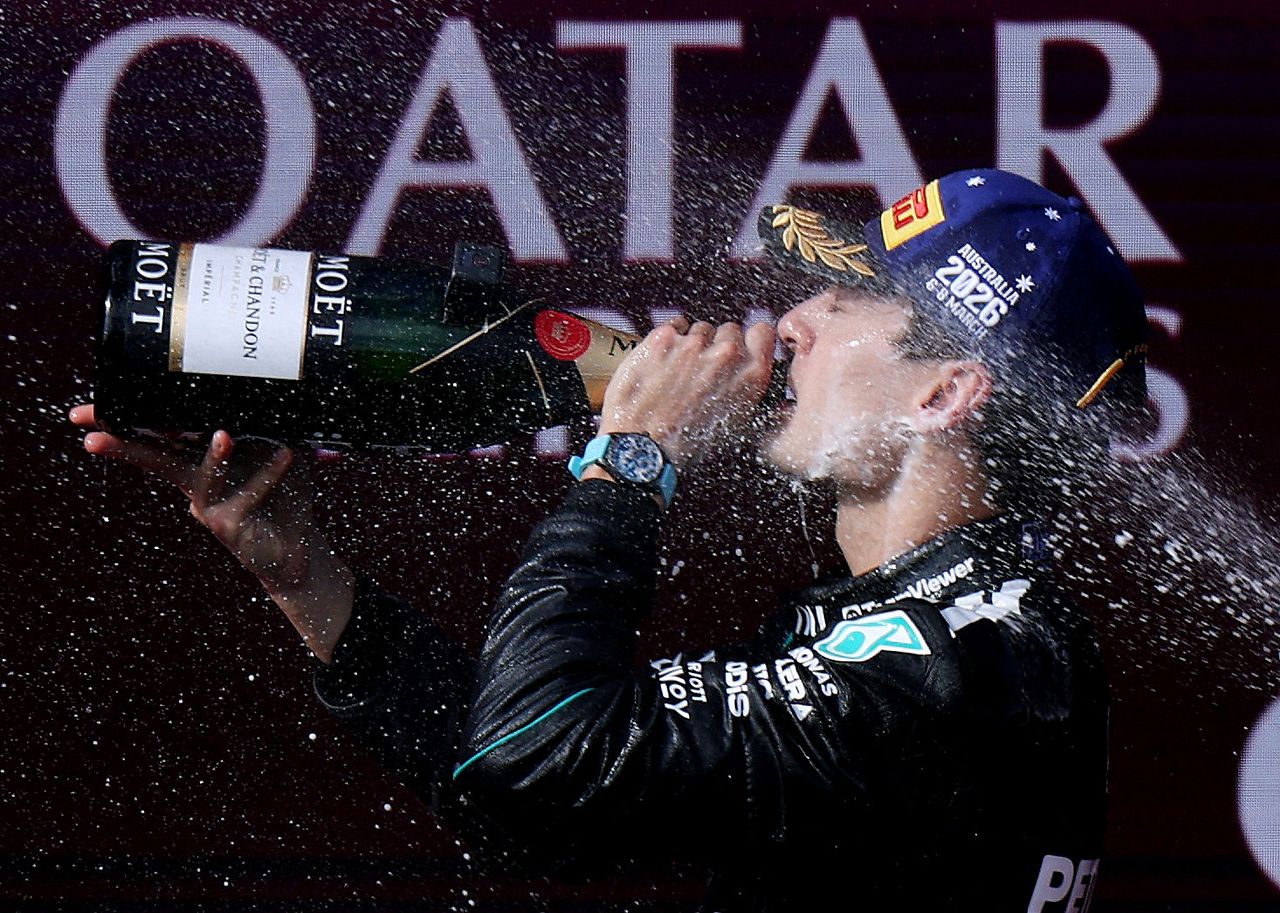 메르세데스 조지 러셀이 8일 포뮬러원 멜버른 GP에서 우승한 뒤 시상대에서 축하주를 마시고 있다. 로이터=연합뉴스