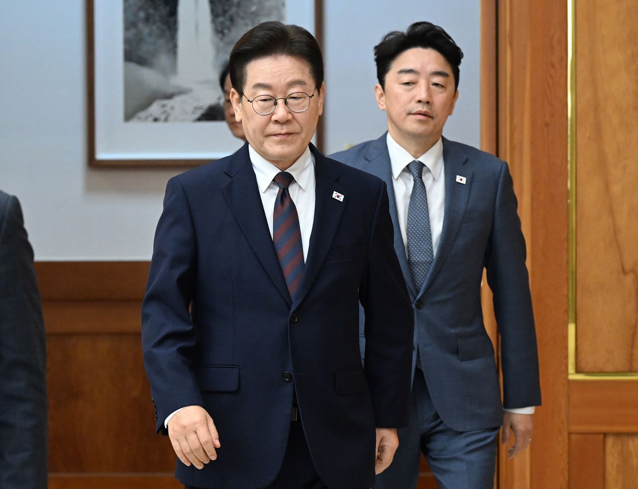 이재명 대통령이 9일 서울 청와대 본관에서 열린 중동 상황 관련 비상경제점검회의에 입장하고 있다. 청와대사진기자단