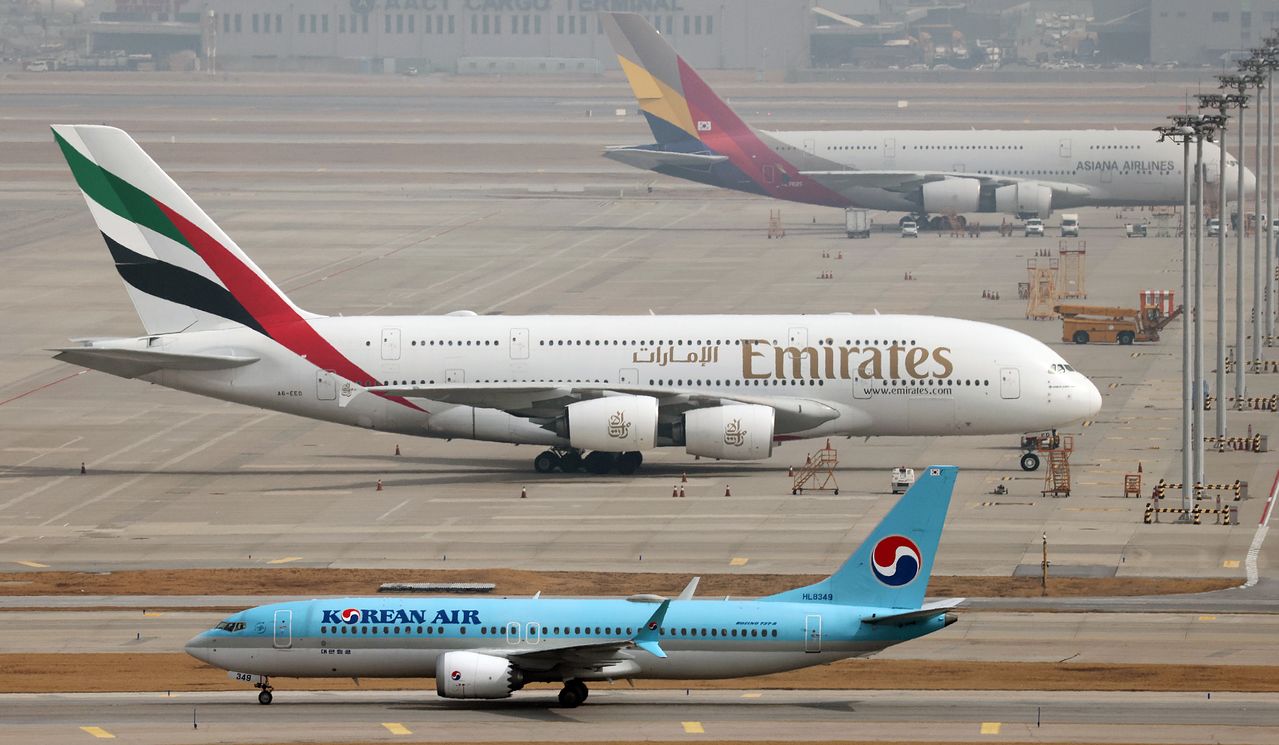 중동 상황 악화와 환율 급등으로 항공·여행업계에 비상이 걸린 가운데 지난 5일 인천국제공항 활주로에 대한항공 여객기가 계류돼 있다. 뉴스1