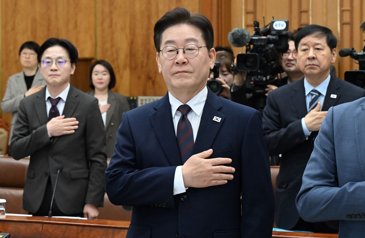 이재명 대통령이 9일 서울 청와대 본관에서 열린 중동 상황 관련 비상경제점검회의에서 국민의례를 하고 있다. 전민규 기자