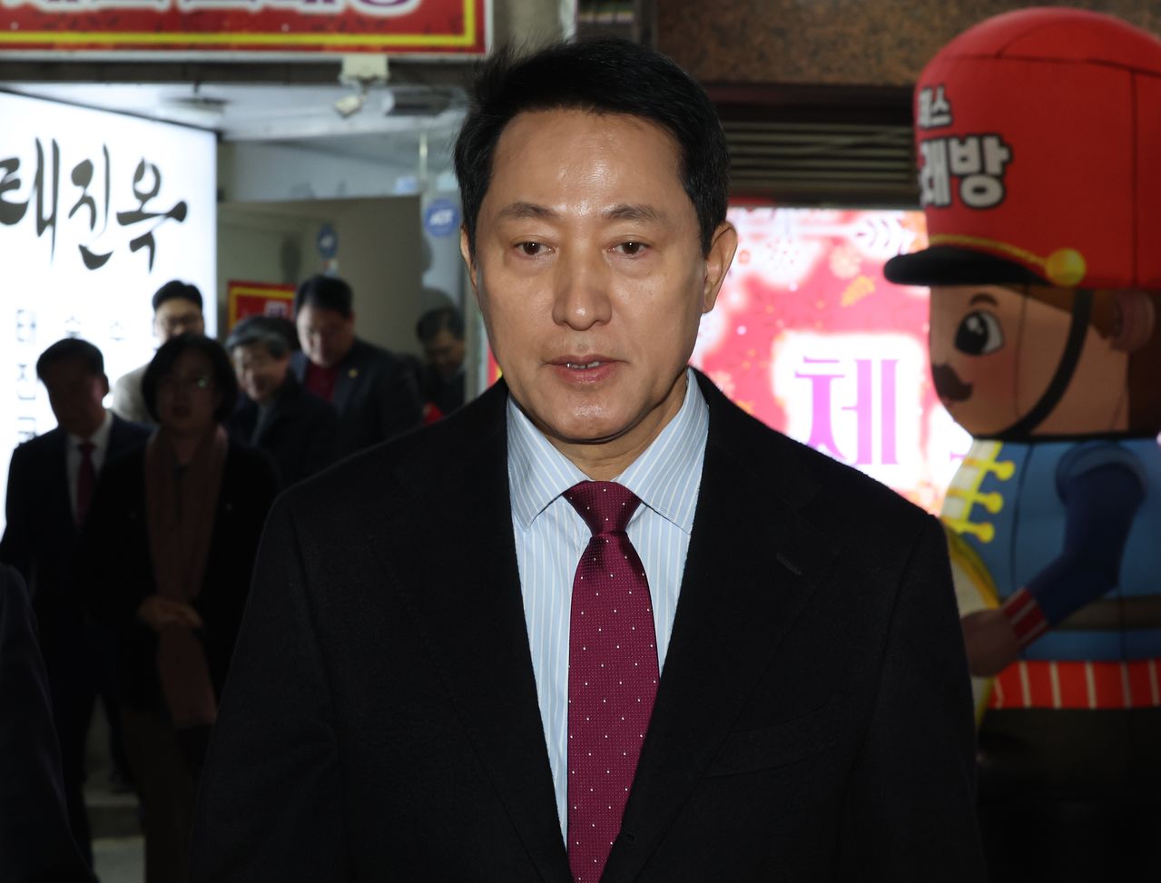 국민의힘이 당 노선을 논의하는 긴급 의원총회를 열어 '윤 어게인' 반대 등의 내용을 담은 결의문을 채택한 9일 오세훈 서울시장이 서울 중구 한 식당을 나서고 있다. 연합뉴스