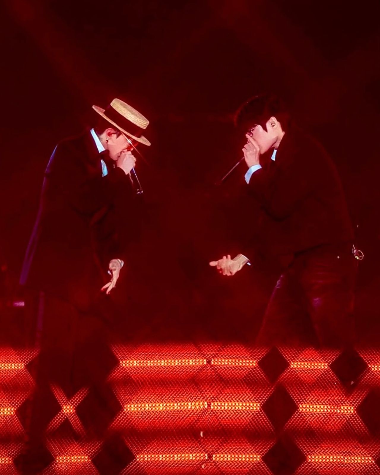 지난해 3월 빅뱅의 GD와 함께 무대에 선 윙. [사진 GD 인스타그램]