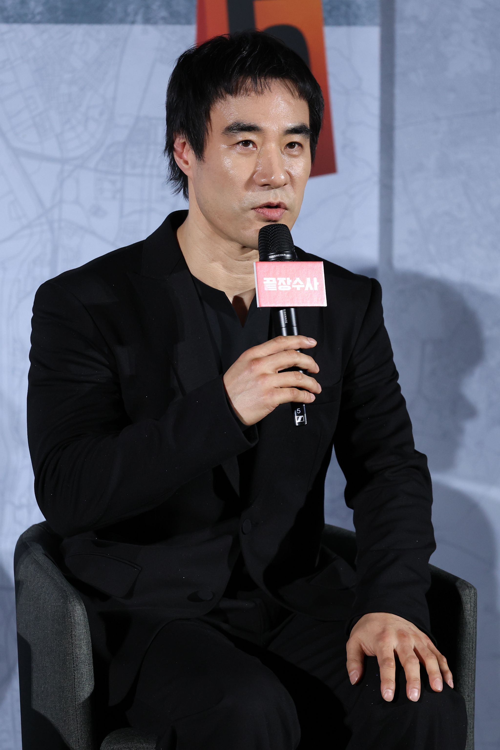 배우 배성우가 9일 서울 용산구 CGV 용산점에서 열린 영화 '끝장수사' 제작발표회에서 인사말을 하고 있다. 연합뉴스