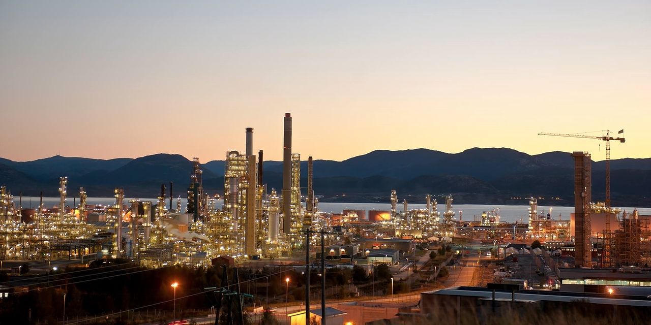 몽스타드에 있는 노르웨이 유일의 정유 시설. 노르웨이 베스트란드주 투자청