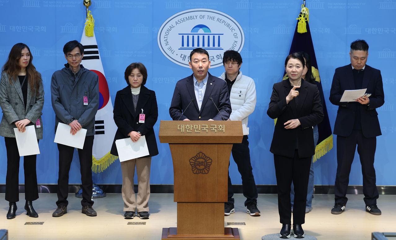 김용민 더불어민주당 의원이 지난 6일 서울 여의도 국회 소통관에서 열린 검찰 개혁 관련 당원 단체 기자회견에서 발언하고 있다. 뉴스1