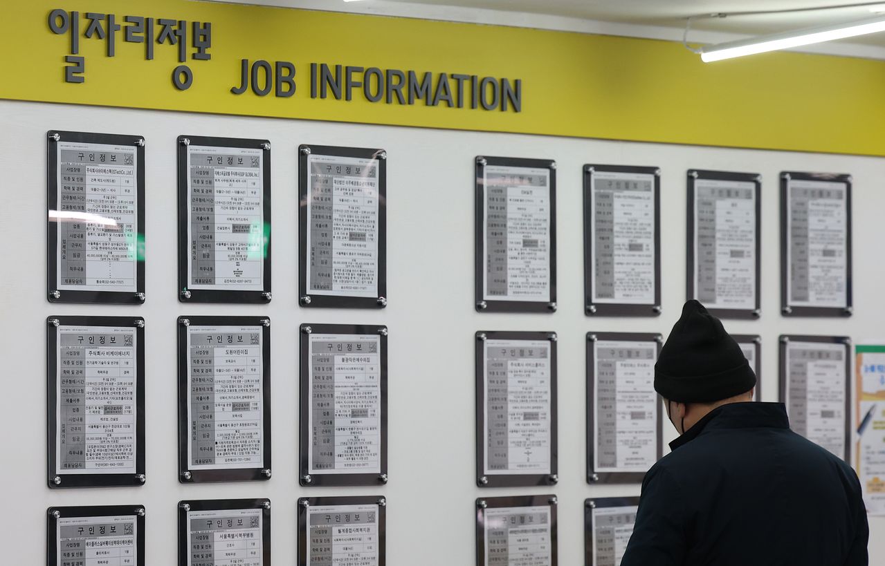 지난달 11일 서울 마포구 서울서부고용복지플러스센터에서 구직자들이 채용 게시판을 살펴보고 있다. 국가데이터처의 '2026년 1월 고용동향'에 따르면 비경제활동인구 가운데 '쉬었음' 인구는 11만 명 증가한 278만 4천 명으로 집계됐다. 뉴스1