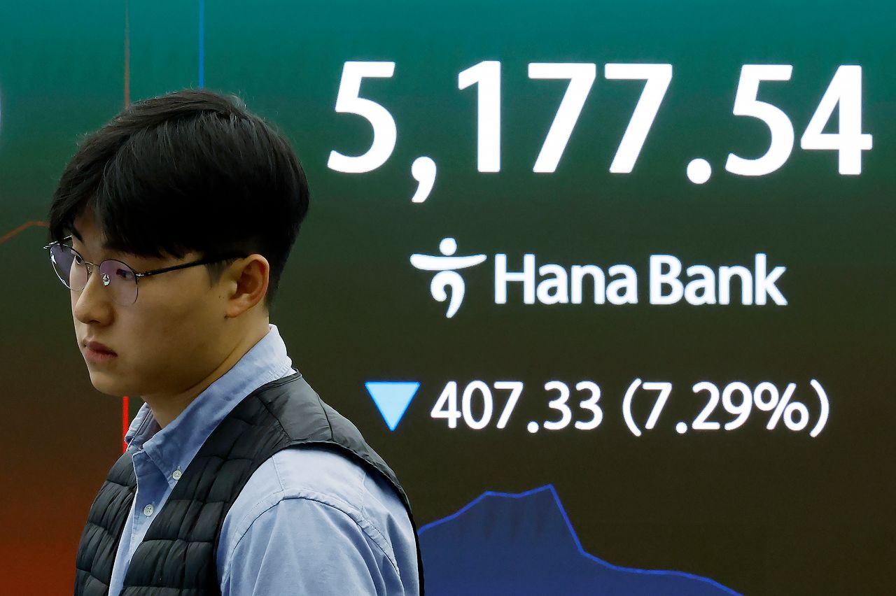 9일 서울 중구 하나은행 딜링룸 전광판에 코스피 등 시황이 표시되고 있다. 뉴스1