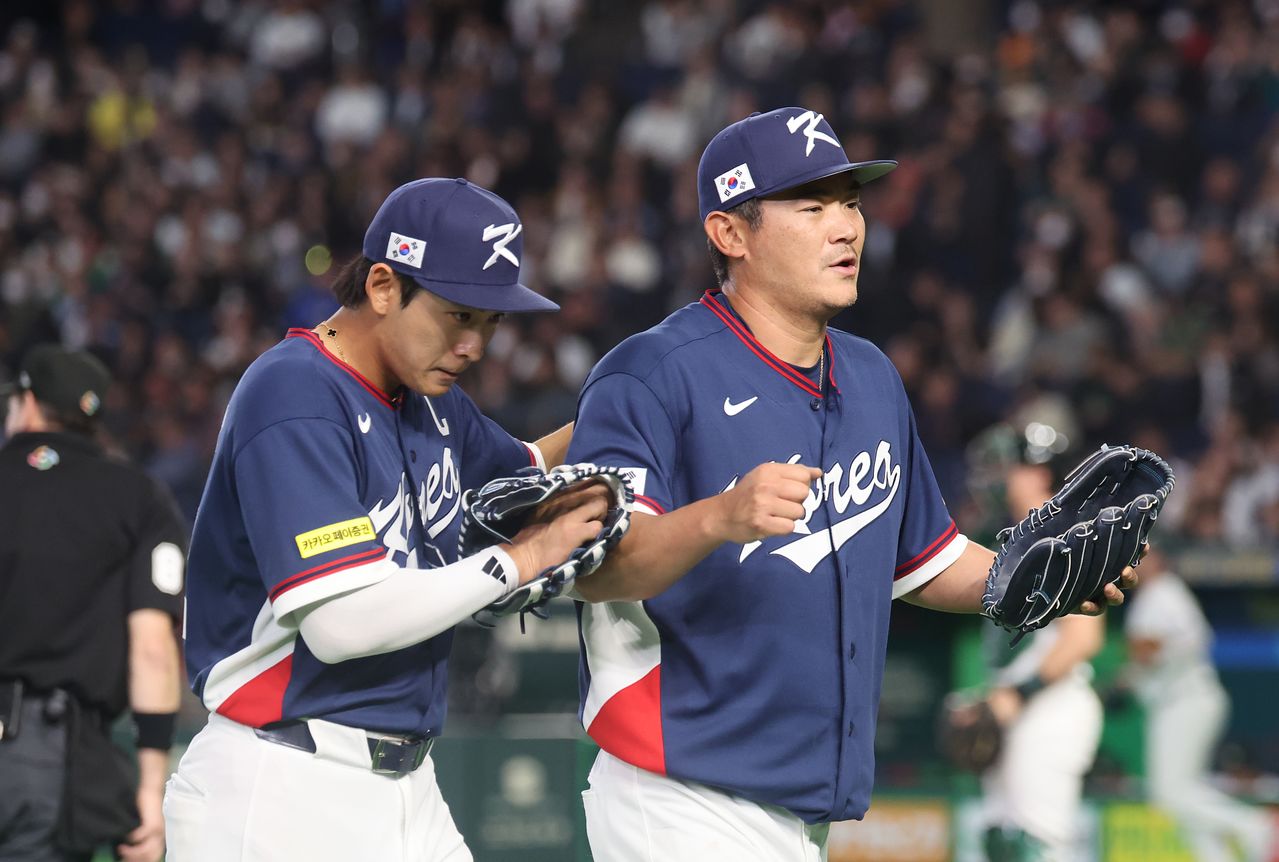 든든한 노경은   (도쿄=연합뉴스) 임화영 기자 = 9일 일본 도쿄돔에서 열린 2026 월드베이스볼클래식(WBC) C조 조별리그 최종전 대한민국과 호주의 경기.   3회말 무실점 호투를 보인 한국 노경은이 이정후와 자축하고 있다. 2026.3.9   hwayoung7@yna.co.kr (끝)  〈저작권자(c) 연합뉴스, 무단 전재-재배포, AI 학습 및 활용 금지〉