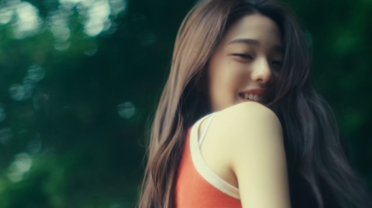 스타쉽이 2022년 아이브의 세 번째 싱글 앨범 'After Like'(애프터 라이크) 컴백 프로모션 중 하나로 공개한 'I'VE SUMMER'(아이브 서머 필름)의 한 장면. 사진 속 멤버는 장원영이다. 사진 아이브 유튜브 계정 캡처