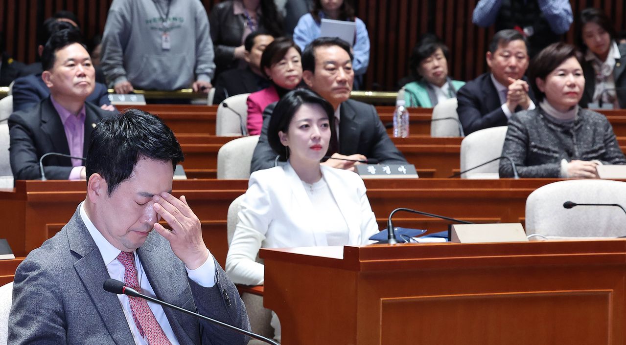 장동혁 국민의힘 대표(앞줄 왼쪽)가 9일 오후 국회에서 열린 의원총회에 참석해 얼굴을 만지고 있다. 임현동 기자