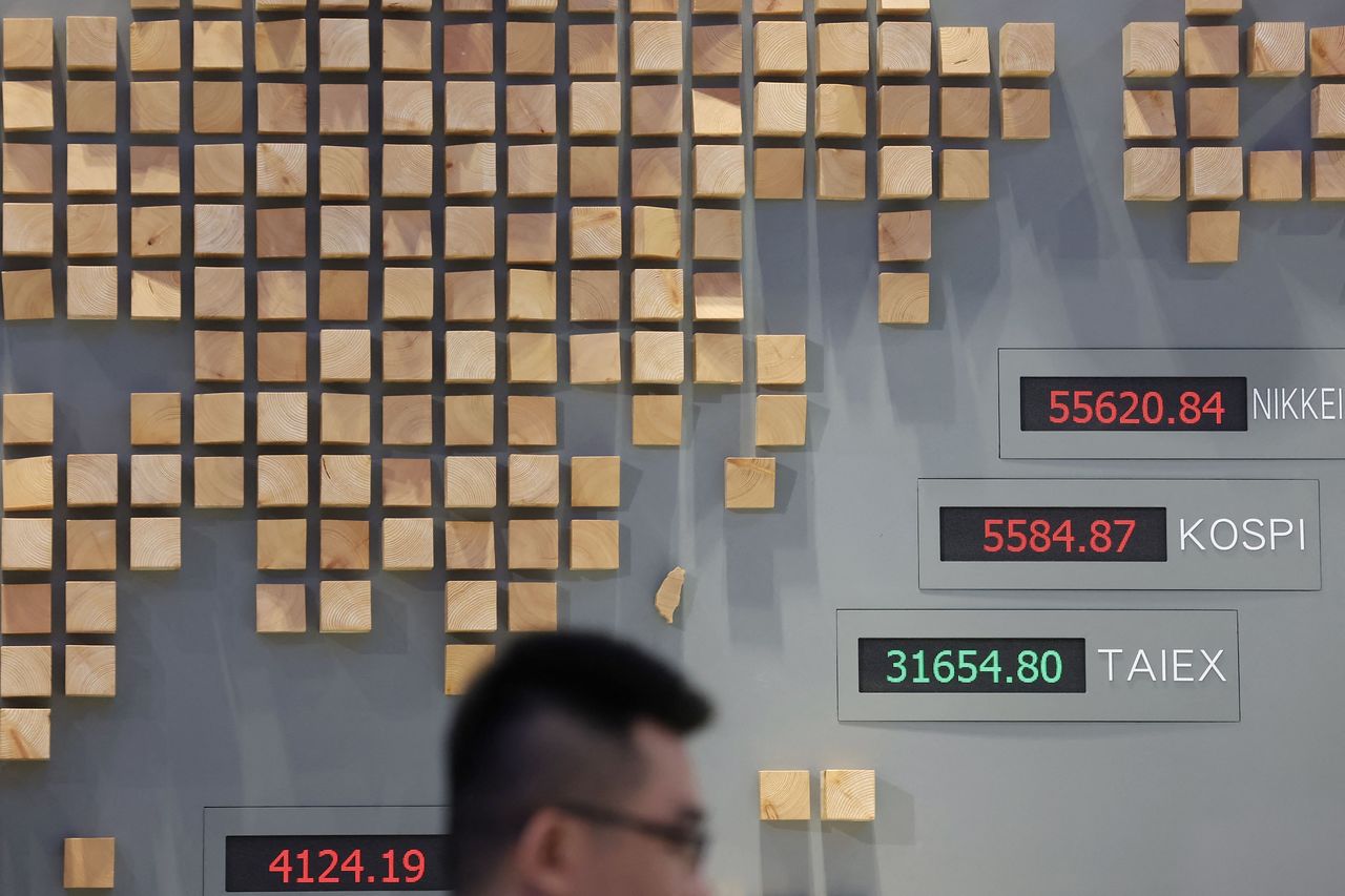 9일 대만 타이베이 대만증권거래소에서 한 남성이 대만 가권지수(TAIEX) 등 시장 지수가 표시된 전광판 앞을 지나가고 있다. 국제유가가 배럴당 100달러를 넘어 급등하면서 아시아 증시가 약세를 보인 가운데 이날 대만 증시는 5% 이상 하락했다. AFP=연합뉴스