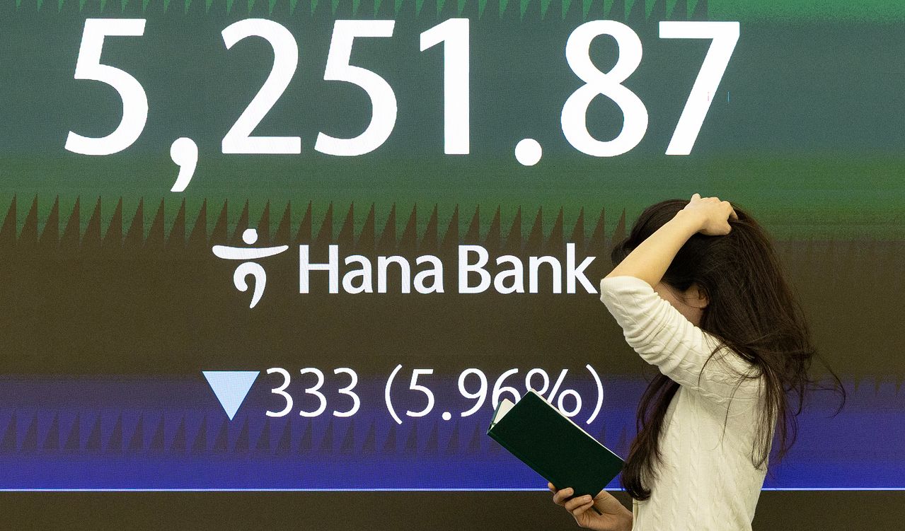 이란 사태로 국제유가가 폭등한 가운데 코스피가 6% 급락하며 5,200대로 마감한 9일 서울 중구 하나은행 본점 딜링룸에 코스피와 원/달러 환율이 표시돼 있다. 코스피는 전장 대비 333.00포인트(5.96%) 내린 5,251.87에, 코스닥은 52.39포인트(4.54%) 내린 1,102.28에장을 마쳤다. 원/달러 환율 19.1원 오른 1,495.5원이다. 전민규 기자