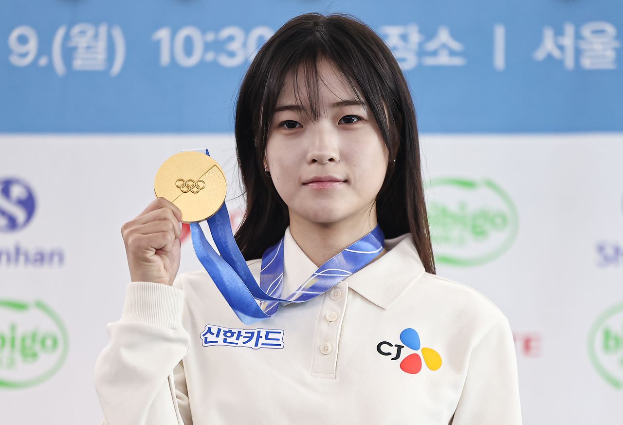 올림픽 금메달을 들어 보인 최가온. 뉴스1