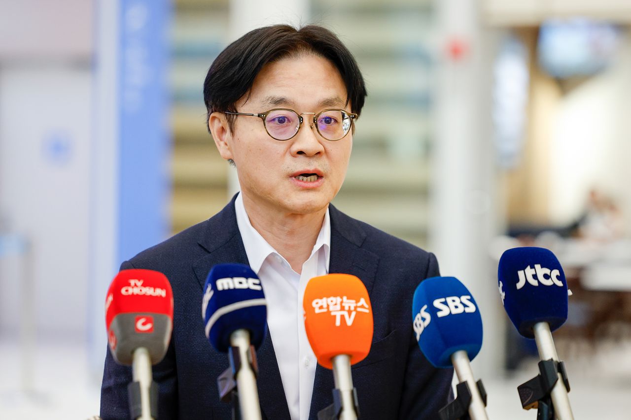 김정관 산업통상부 장관이 대미 통상현안 협의를 마치고 8일 오후 인천국제공항에 귀국해 취재진 질문에 답하고 있다. 뉴스1