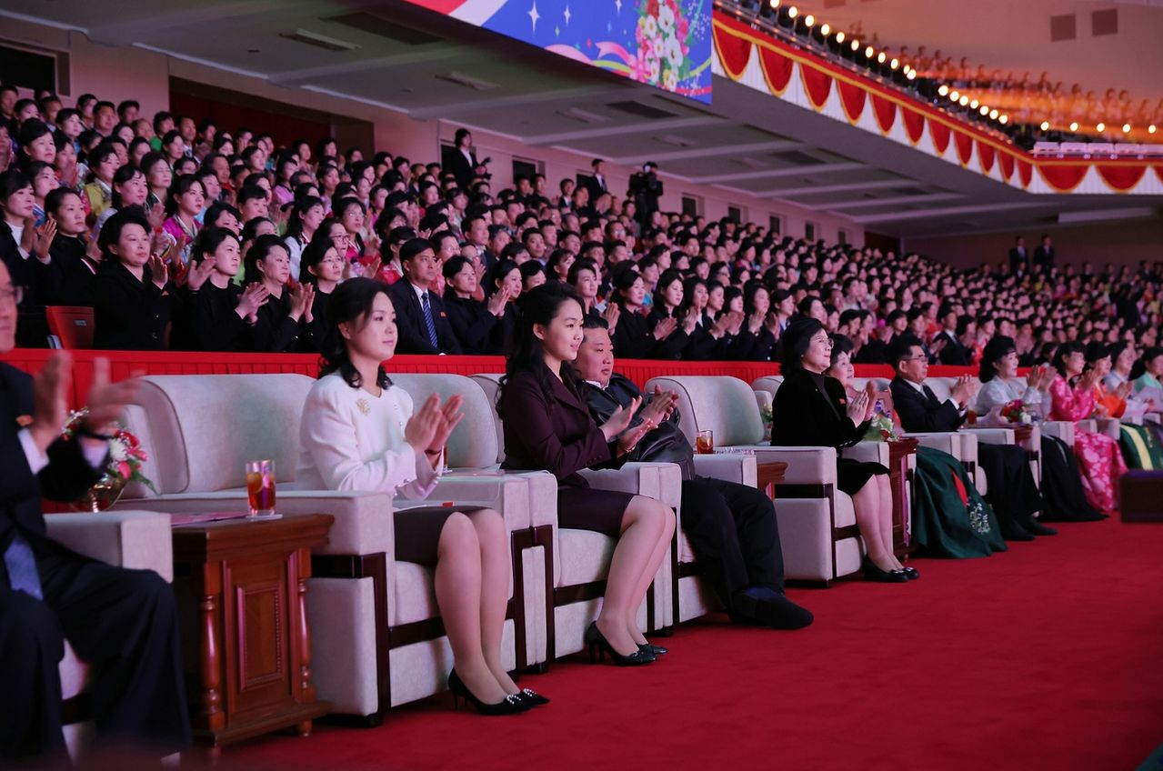 김정은 국무위원장이 지난 8일 평양체육관에서 열린 국제부녀절 기념 공연에 참석해 부인 이설주, 딸 주애, 최선희 외무상 등과 공연을 관람하는 모습. 노동신문, 뉴스1 