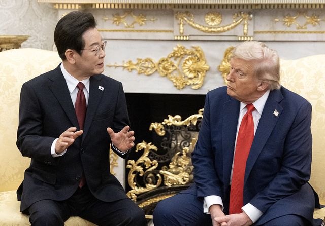 이재명 대통령이 지난해 8월 25일 백악관에서 도널드 트럼프 미국 대통령과 백악관에서 대화하고 있다. [연합뉴스]