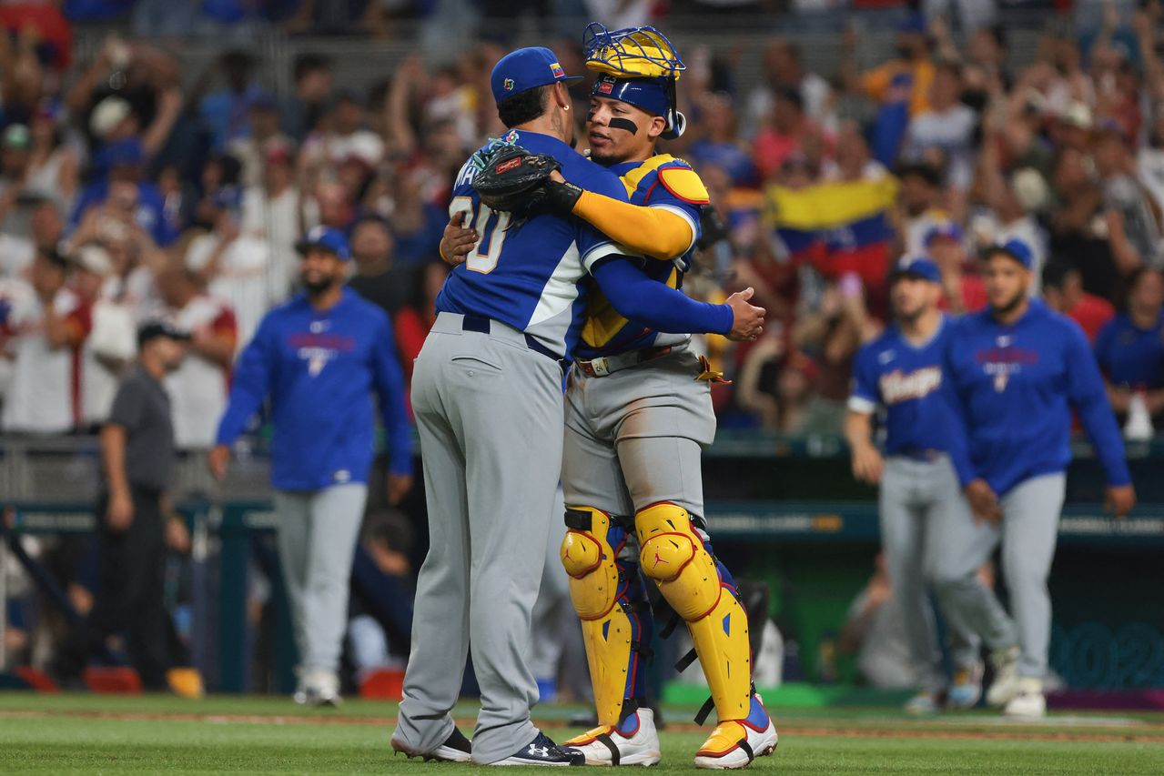 10일 니카라과를 꺾고 3연승으로 8강행을 확정지은 뒤 포옹하는 베네수엘라 투수 안드레스 마차도(왼쪽)와 포수 윌리엄 콘트레라스. AP=연합뉴스