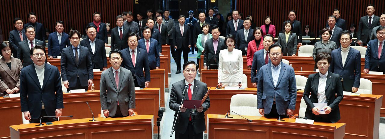 국민의힘이 9일 오후 긴급 의원총회에서 계엄 사과와 ‘윤 어게인’ 반대 등의 내용을 담은 의원 전체 명의의 결의문을 채택했다. 이날 송언석 원내대표(앞줄 가운데)가 ‘윤석열 전 대통령의 정치적 복귀를 요구하는 일체의 주장에 명백히 반대한다’는 내용의 결의문을 낭독하고 있다. 임현동 기자