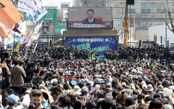 서울 종로구 헌법재판소 인근에 모인 시민들이 지난해 5월 4일 오후 윤석열 대통령 탄핵 심판 선고에 귀를 기울이고 있다. 김성룡 기자