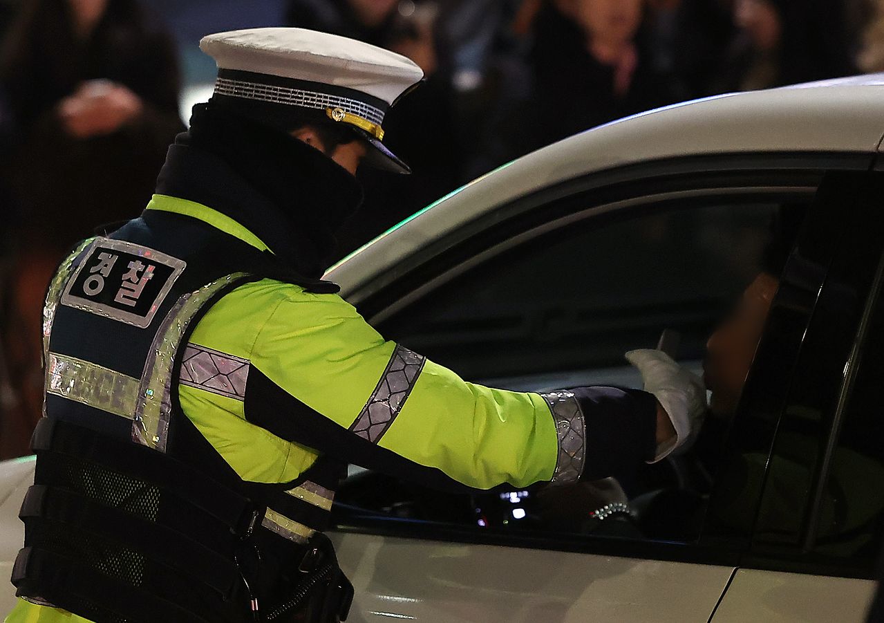 경찰이 서울 관악구의 한 도로에서 연말연시 음주·약물운전 특별단속을 하는 모습. 뉴스1