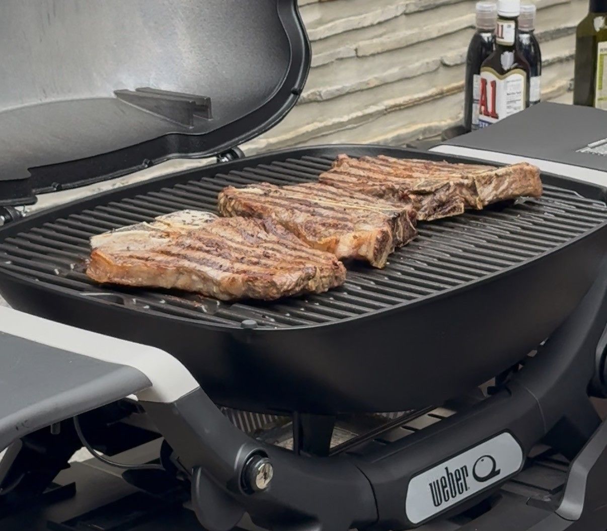 웨버 뉴 큐 시리즈에 스테이크를 굽는 모습. 송정 기자