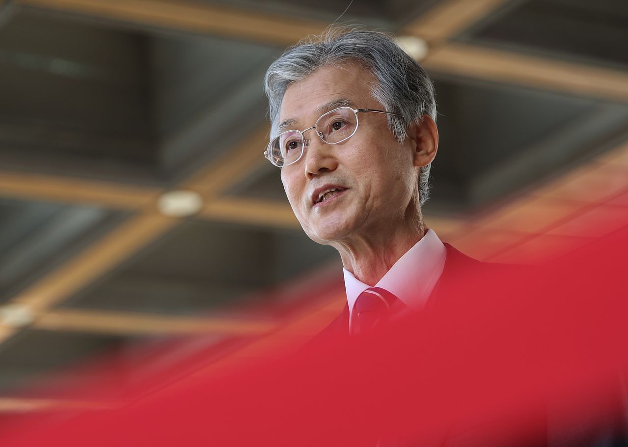 조희대 대법원장이 지난달 23일 서울 서초구 대법원으로 출근하며 사법 3법 관련 질문에 답하고 있다. 조 대법원장은 법왜곡죄에 관해 "판결이 마음에 들지 않는다는 이유로 판사를 기소하는 수단으로 악용될 소지가 다분하다"고 밝혔다. 뉴스1