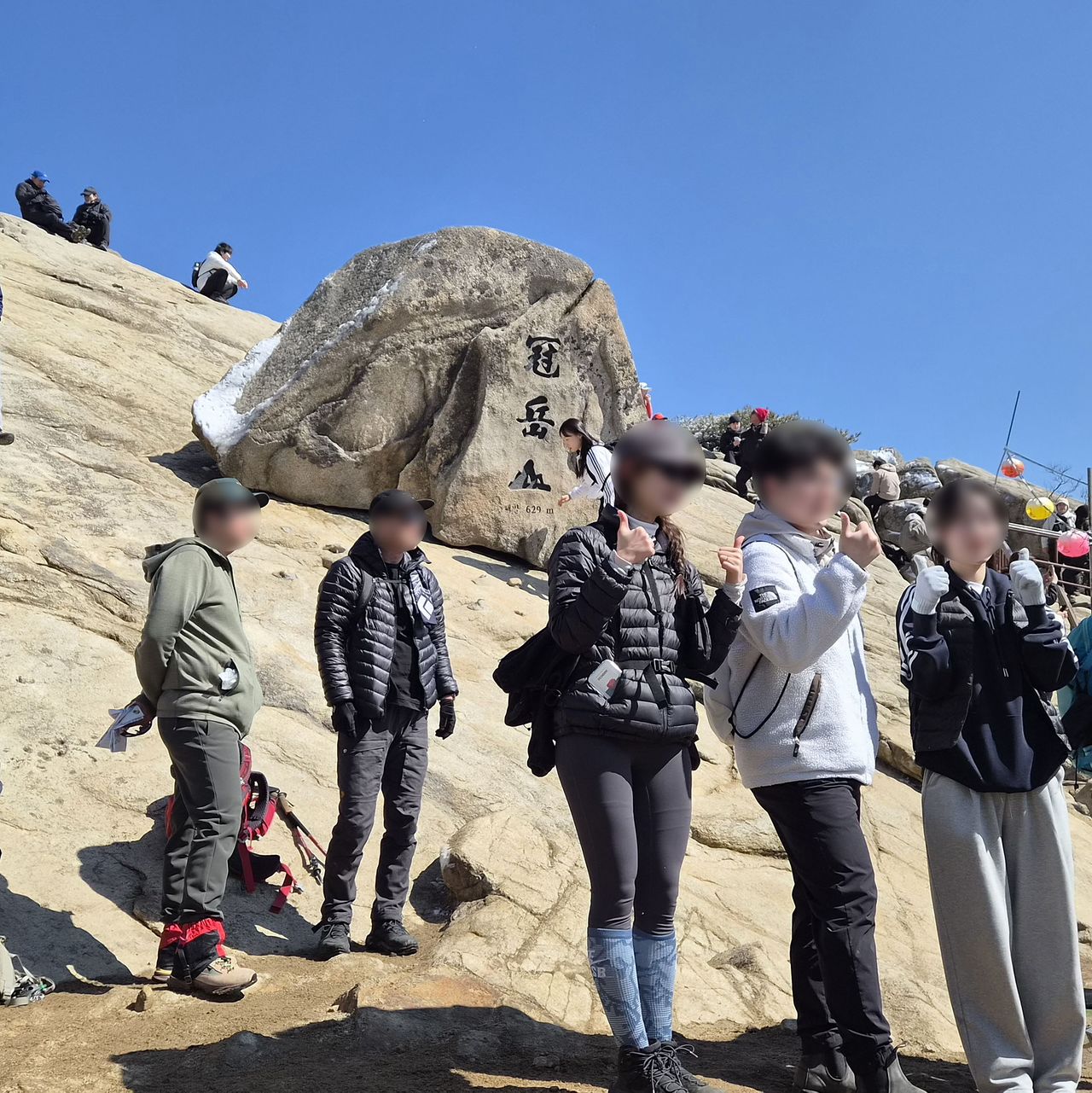 7일 오후 관악산을 찾은 등산객들이 정상석 앞에서 사진을 찍고 있다. 이규림 기자