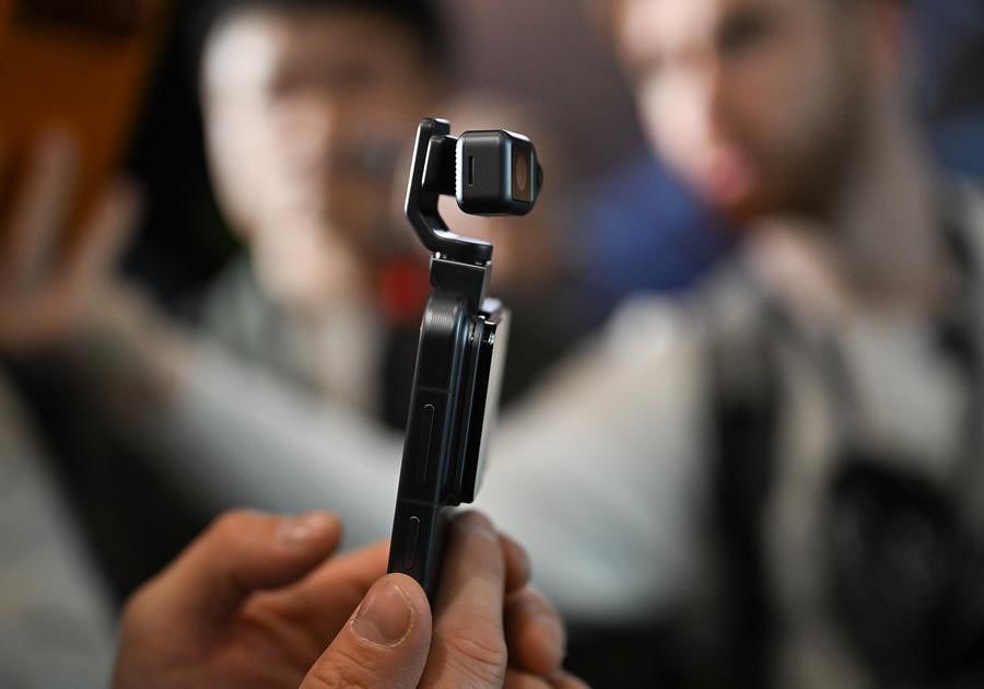 3월 1일 스페인 바르셀로나에서 열린 글로벌 제품 출시 행사에서 중국 브랜드 룽야오(榮耀·Honor∙아너)의 '로봇 폰'을 시연하고 있는 직원. 신화통신