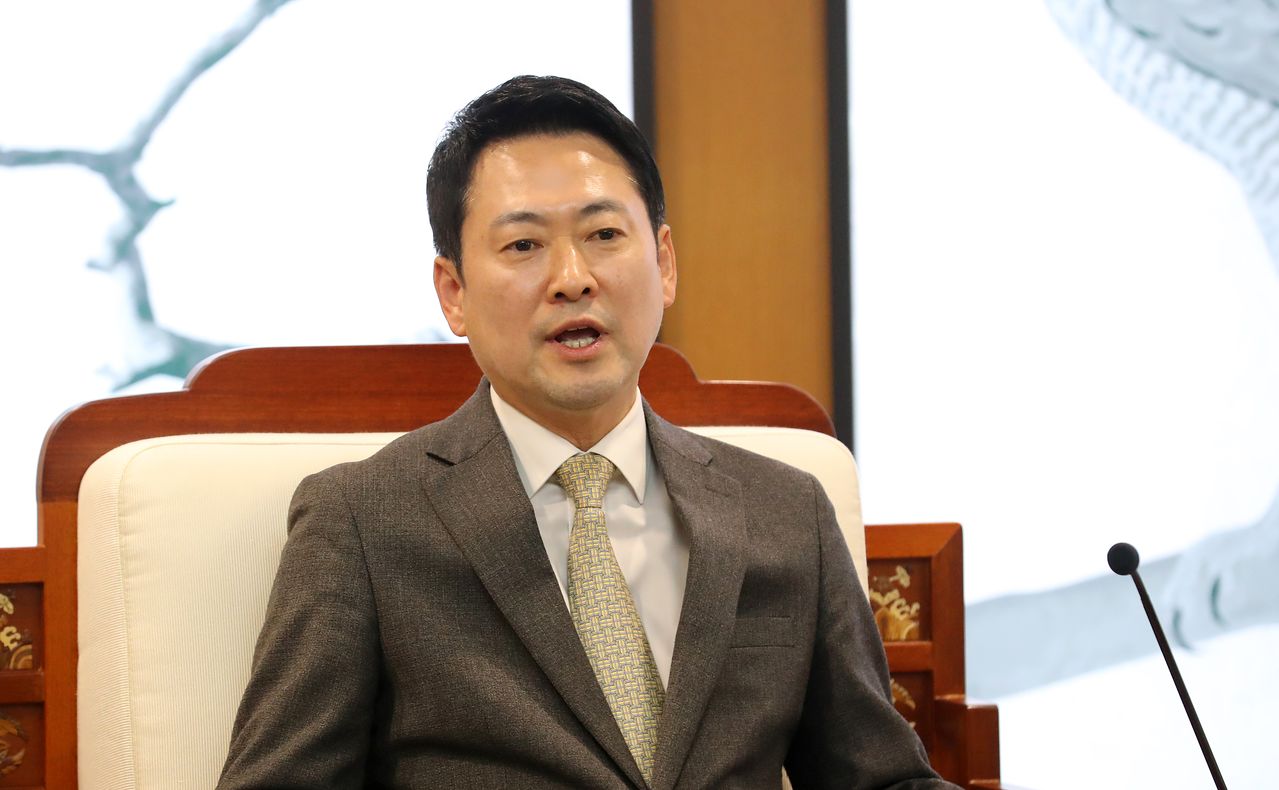 국민의힘 장동혁 대표가 10일 오후 충남도청 접견실에서 김태흠 충남지사를 만난 뒤 취재진 질문에 답하고 있다. 연합뉴스