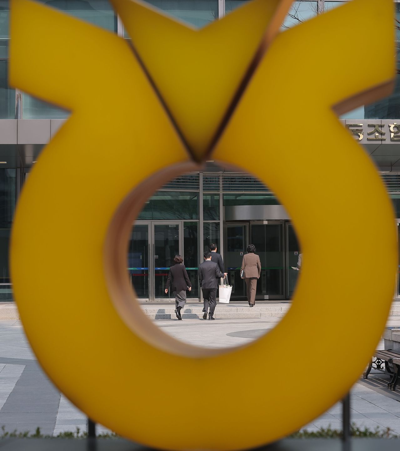 정부가 강호동 농협중앙회장 등 농협 간부들의 횡령 등 혐의에 대해 수사를 의뢰한다고 밝힌 9일 서울 중구 농협중앙회 본부. [연합뉴스]