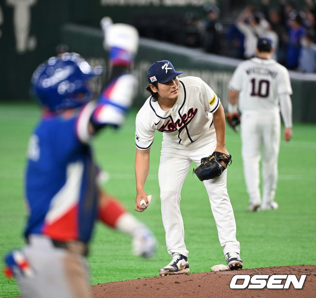 [OSEN=도쿄(일본), 손용호 기자] 8일 일본 도쿄돔에서 2026 월드베이스볼클래식(WBC) 1라운드 C조 조별리그 대한민국과 대만의 경기가열렸다. 6회초 무사에서 한국 곽빈이 대만 정쭝저에게 중월 솔로포를 허용하며 아쉬워하고 있다. 2026.03.08/spjj@osen.co.kr