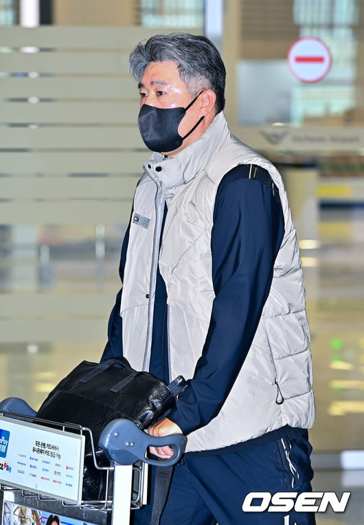 [OSEN=인천공항, 박준형 기자] SSG 랜더스가 9일 일본 미야자키에서 진행한 2차 스프링캠프 일정을 모두 마치고 인천국제공항을 통해 귀국했다. SSG는 오는 10일 하루 휴식을 취한 뒤, 11일부터 광주로 이동해 시범경기 준비에 돌입한다.SSG 이숭용 감독이 입국장을 나서고 있다.   2026.03.09 / soul1014@osen.co.kr