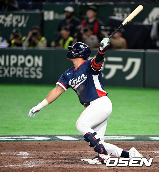 [OSEN=도쿄(일본), 손용호 기자] 9일 일본 도쿄돔에서 월드베이스볼클래식(WBC) 조별리그 C조 한국과 호주의 경기가열렸다. 9회초 1사 1,3루에서 한국 안현민이 희생플라이를 날리고 있다. 2026.03.09/spjj@osen.co.kr