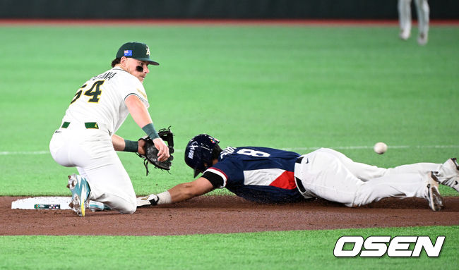 [OSEN=도쿄(일본), 손용호 기자] 9일 일본 도쿄돔에서 월드베이스볼클래식(WBC) 조별리그 C조 한국과 호주의 경기가열렸다. 2회초 1사 1루에서 한국 1루주자 노시환이 도루에 성공하고 있다. 2026.03.09/spjj@osen.co.kr