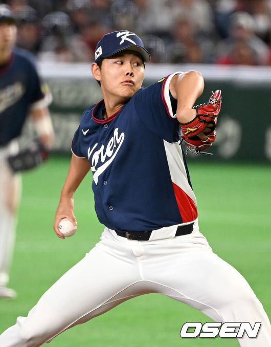 [OSEN=도쿄(일본), 손용호 기자] 9일 일본 도쿄돔에서 월드베이스볼클래식(WBC) 조별리그 C조 한국과 호주의 경기가열렸다.C조는 일본이 3승으로 조 1위를 확정, 8강에 진출했다. 호주가 2승 1패, 대만이 2승 2패, 한국이 1승 2패, 체코는 3패다.한국 WBC 대표팀이 8강에 진출하려면 호주에 2점 이하로 실점하면서 5점 차 이상으로 승리해야만 한다.4회말 한국 소형준이 역투하고 있다. 2026.03.09/spjj@osen.co.kr