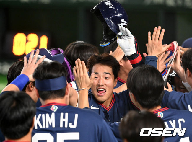 [OSEN=도쿄(일본), 손용호 기자] 9일 일본 도쿄돔에서 월드베이스볼클래식(WBC) 조별리그 C조 한국과 호주의 경기가열렸다.C조는 일본이 3승으로 조 1위를 확정, 8강에 진출했다. 호주가 2승 1패, 대만이 2승 2패, 한국이 1승 2패, 체코는 3패다.한국 WBC 대표팀이 8강에 진출하려면 호주에 2점 이하로 실점하면서 5점 차 이상으로 승리해야만 한다.9회초 1사 1,3루에서 한국 안현민이 희생플라이를 날리고 더그아웃에서 환호하고 있다. 2026.03.09/spjj@osen.co.kr