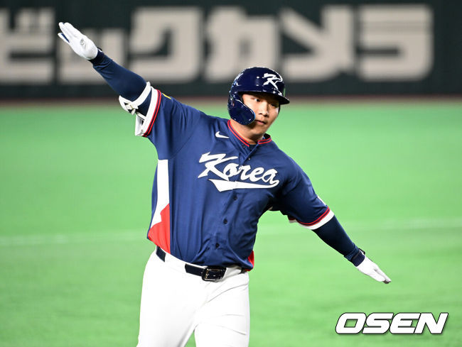 [OSEN=도쿄(일본), 손용호 기자] 9일 일본 도쿄돔에서 월드베이스볼클래식(WBC) 조별리그 C조 한국과 호주의 경기가열렸다.C조는 일본이 3승으로 조 1위를 확정, 8강에 진출했다. 호주가 2승 1패, 대만이 2승 2패, 한국이 1승 2패, 체코는 3패다.한국 WBC 대표팀이 8강에 진출하려면 호주에 2점 이하로 실점하면서 5점 차 이상으로 승리해야만 한다.2회초 무사 1루에서 한국 문보경이 우중월 투런 홈런을 치고 세리머니를 하고 있다. 2026.03.09/spjj@osen.co.kr