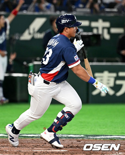 [OSEN=도쿄(일본), 손용호 기자] 7일 일본 도쿄돔에서 2026 월드베이스볼클래식(WBC) 조별리그 C조 대한민국과 일본의 경기가열렸다.한국은 잠수함 고영표, 일본은 좌완 기쿠치 유세이를 선발로 내세웠다. WBC에서 2006년 4강, 2009년 준우승을 차지한 한국은 이후 3개 대회(2013년, 2017년, 2023년)에서 연달아 1라운드를 통과하지 못하고 있다. 이번 대회에서는 8강 토너먼트 복귀를 목표로 대회에 임하고 있다. 지난 5일 체코와의 첫 경기에서는 11-4로 대승을 거두며 좋은 출발을 했다.3회초 1사 1루에서 한국 안현민이 좌전 안타를 날리고 있다. 2026.03.07/spjj@osen.co.kr