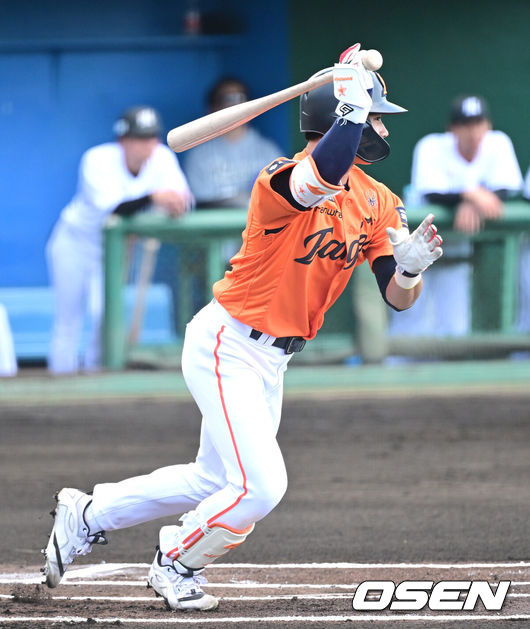 [OSEN=오키나와(일본), 최규한 기자] 프로야구 한화 이글스가 22일 일본 오키나와 이토만 니시자키 야구장에서 일본 프로야구 지바롯데와 연습경기를 가진다.한화는 이번 2차 오키나와 캠프에서 총 9차례 연습경기를통해 전력을 가다듬을 예정이다.1회초 무사 선두타자로 나선 한화 오재원이 안타를 날리고 있다. 2026.02.22 / dreamer@osen.co.kr