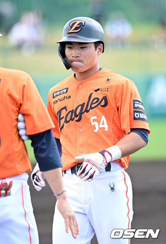 [OSEN=오키나와(일본), 최규한 기자] 프로야구 한화 이글스가 22일 일본 오키나와 이토만 니시자키 야구장에서 일본 프로야구 지바롯데와 연습경기를 가진다.한화는 이번 2차 오키나와 캠프에서 총 9차례 연습경기를통해 전력을 가다듬을 예정이다.1회초 무사 선두타자로 나선 한화 오재원이 안타를 날리고 1루에 안착하고 있다. 2026.02.22 / dreamer@osen.co.kr