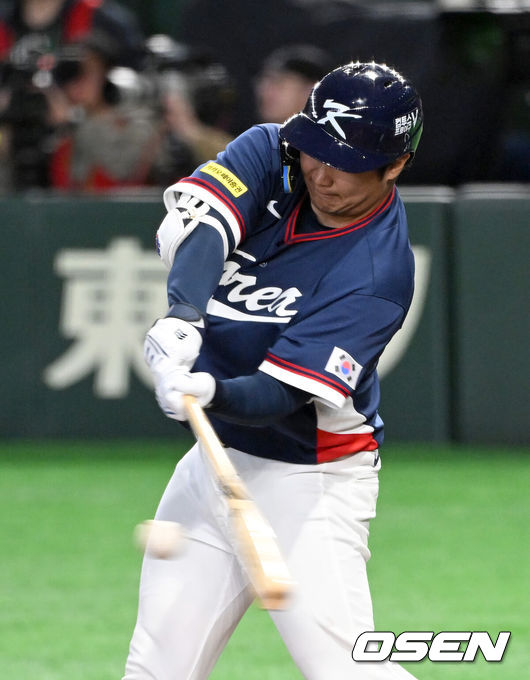 [OSEN=도쿄(일본), 손용호 기자] 9일 일본 도쿄돔에서 월드베이스볼클래식(WBC) 조별리그 C조 한국과 호주의 경기가열렸다.C조는 일본이 3승으로 조 1위를 확정, 8강에 진출했다. 호주가 2승 1패, 대만이 2승 2패, 한국이 1승 2패, 체코는 3패다.한국 WBC 대표팀이 8강에 진출하려면 호주에 2점 이하로 실점하면서 5점 차 이상으로 승리해야만 한다.5회초 2사 2루에서 한국 문보경이 좌월 적시타를 치고 있다. 2026.03.09/spjj@osen.co.kr