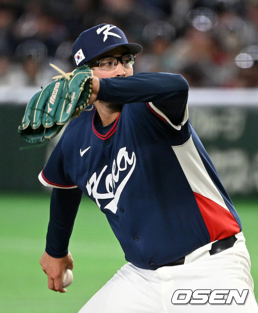 [OSEN=도쿄(일본), 손용호 기자] 9일 일본 도쿄돔에서 월드베이스볼클래식(WBC) 조별리그 C조 한국과 호주의 경기가열렸다.C조는 일본이 3승으로 조 1위를 확정, 8강에 진출했다. 호주가 2승 1패, 대만이 2승 2패, 한국이 1승 2패, 체코는 3패다.한국 WBC 대표팀이 8강에 진출하려면 호주에 2점 이하로 실점하면서 5점 차 이상으로 승리해야만 한다.7회말 한국 데인 더닝이 역투하고 있다. 2026.03.09/spjj@osen.co.kr
