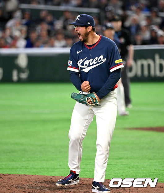 [OSEN=도쿄(일본), 손용호 기자] 9일 일본 도쿄돔에서 월드베이스볼클래식(WBC) 조별리그 C조 한국과 호주의 경기가열렸다.C조는 일본이 3승으로 조 1위를 확정, 8강에 진출했다. 호주가 2승 1패, 대만이 2승 2패, 한국이 1승 2패, 체코는 3패다.한국 WBC 대표팀이 8강에 진출하려면 호주에 2점 이하로 실점하면서 5점 차 이상으로 승리해야만 한다.7회말 2사 3루에서 한국 데인 더닝이 호주 릭슨 윈그로브를 삼진으로 처리하고 환호하고 있다. 2026.03.09/spjj@osen.co.kr