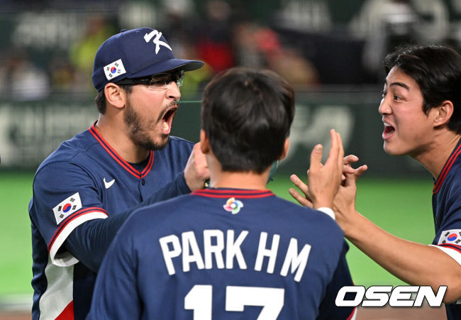 [OSEN=도쿄(일본), 손용호 기자] 9일 일본 도쿄돔에서 월드베이스볼클래식(WBC) 조별리그 C조 한국과 호주의 경기가열렸다.C조는 일본이 3승으로 조 1위를 확정, 8강에 진출했다. 호주가 2승 1패, 대만이 2승 2패, 한국이 1승 2패, 체코는 3패다.한국 WBC 대표팀이 8강에 진출하려면 호주에 2점 이하로 실점하면서 5점 차 이상으로 승리해야만 한다.7회말 2사 3루에서 한국 데인 더닝이 호주 릭슨 윈그로브를 삼진으로 처리하고 환호하고 있다. 2026.03.09/spjj@osen.co.kr