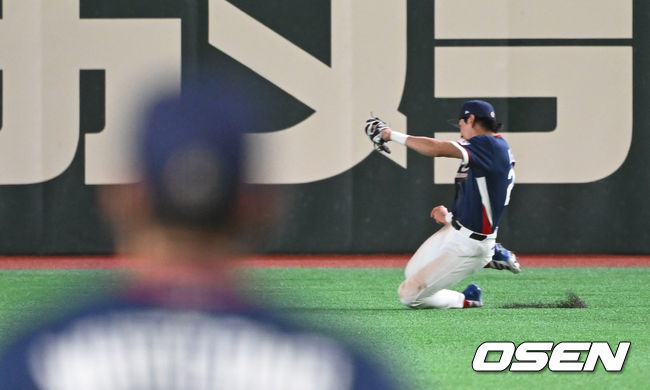 기가막힌 슬라이딩 캐치를 하는 이정후