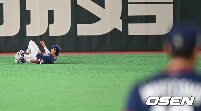 엄청난 속도로 달려가 몸을 날려 한참을 미끄러지고 있다.